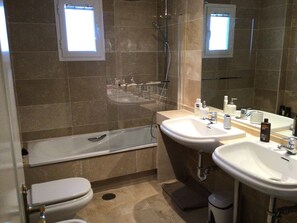 Bruser, bidet, håndklæder, Sæbe
