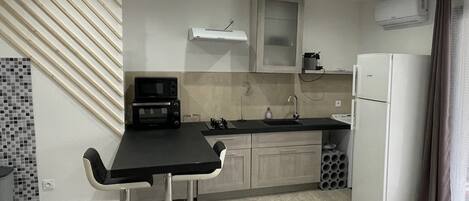 Geladeira, fogão, cooktop, talheres/pratos/utensílios de cozinha