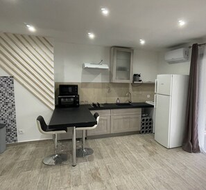 Fridge, oven, stovetop, cookware/dishes/utensils