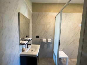 Shower - A Majestic Getaway: 5-Room Villa FIORI (Marrakesh)