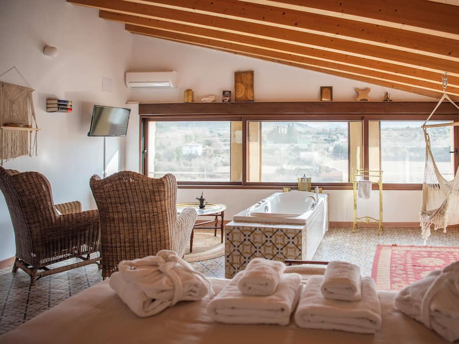 Quarto casal lua de mel, vista para o jardim | Roupas de cama premium, edredons de pluma