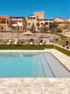 Piscine extérieure (ouverte en saison), parasols de plage