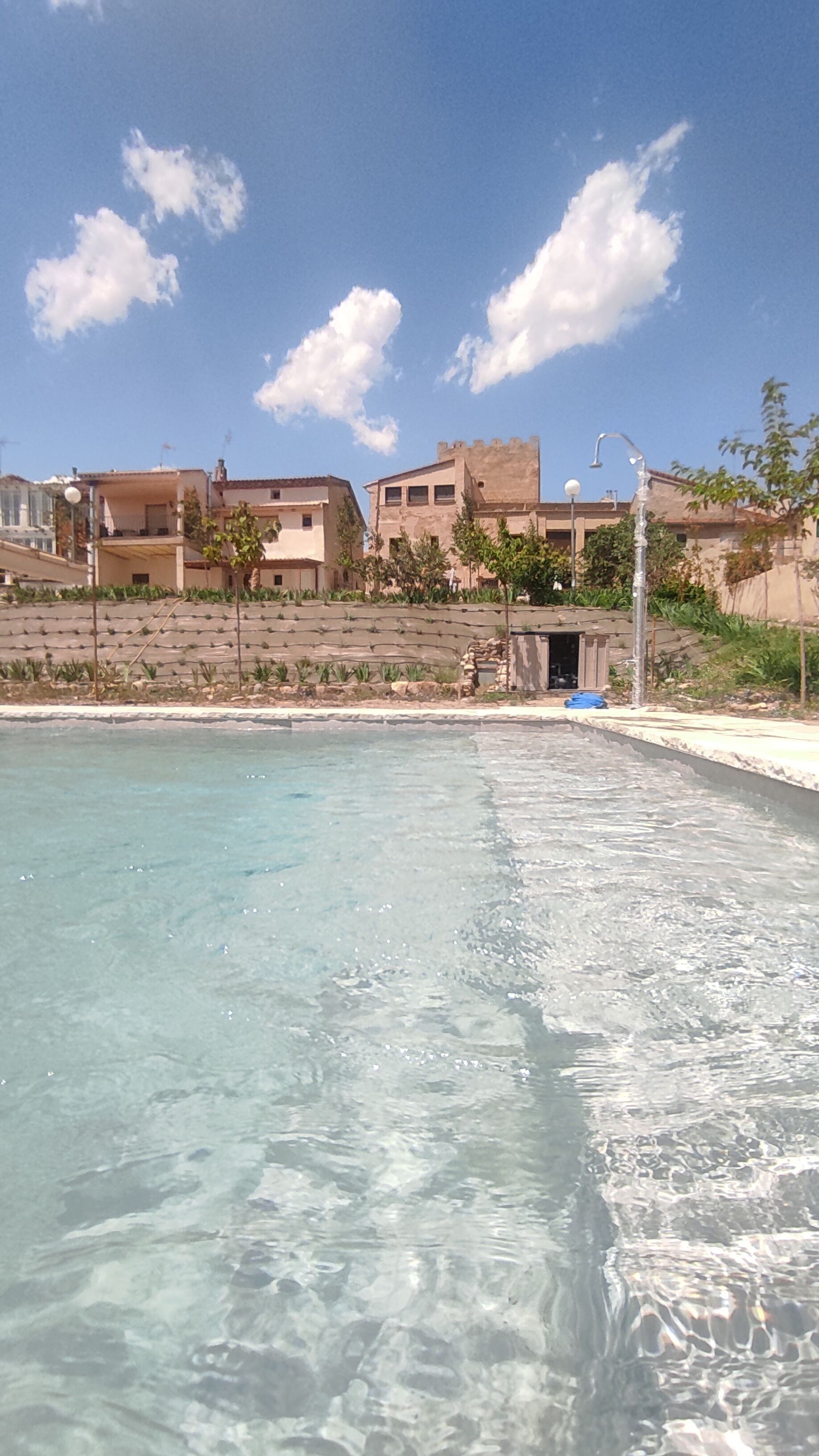 Piscina externa sazonal, funciona das 11h às 20h30, guarda-sóis