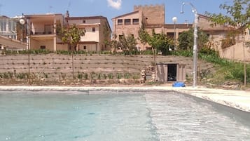 Piscina externa sazonal, funciona das 11h às 20h30, guarda-sóis