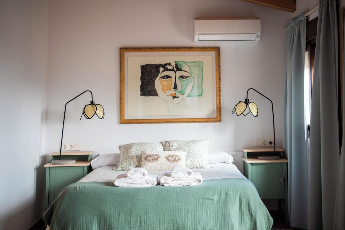 Kamar Double Deluks | Seprai premium, selimut bulu angsa, dan busa memori