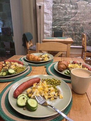 Daily full breakfast for a fee - Cabbage Hostel (Belgrade)
