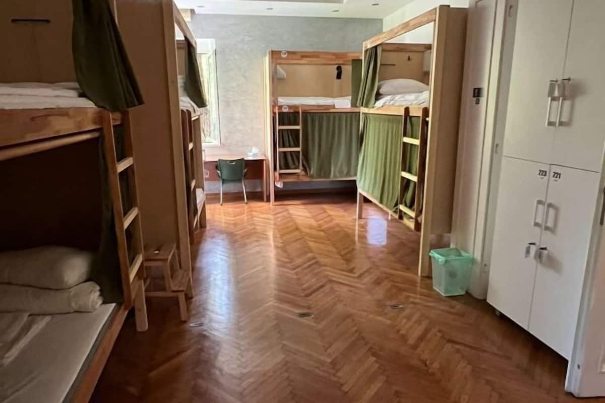 In-room safe, soundproofing, free WiFi, bed sheets