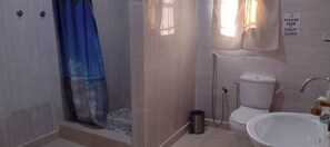 Bidet, serviettes fournies, savon, papier toilette