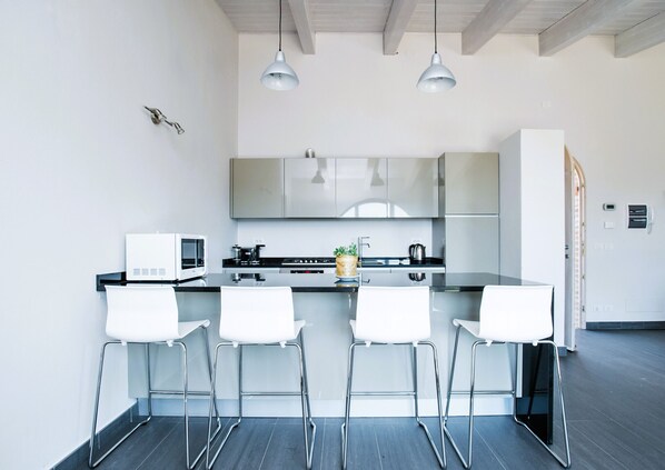 Réfrigérateur, four à micro-ondes, un four, surface de cuisson