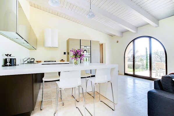 Réfrigérateur, four à micro-ondes, un four, surface de cuisson