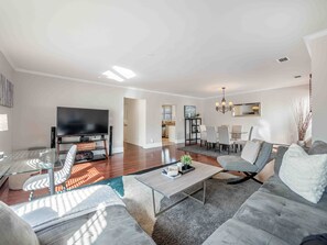 Living area - Executive Suite in Forest Hill, Toronto (Toronto)