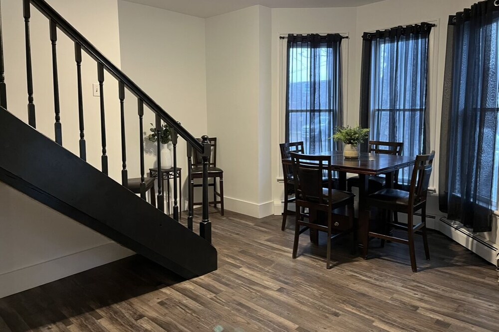 Cozy 3 bedroom, 1 bathroom townhouse!