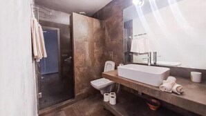 A modern bathroom with a large mirror, a bathtub, a toilet, and a shower area. - Cozy studio with balcony (Marrakesh)