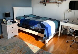 3 habitaciones, escritorio y tabla de planchar con plancha 