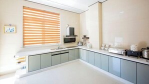 A modern kitchen with a large window, built-in appliances, and a clean, minimalist design. - Lanting Holiday Villa (Putian)