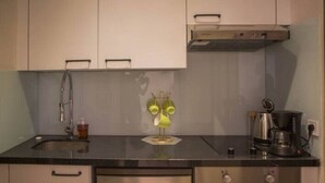 Una cucina con lavello, rubinetto e macchina da caffè.