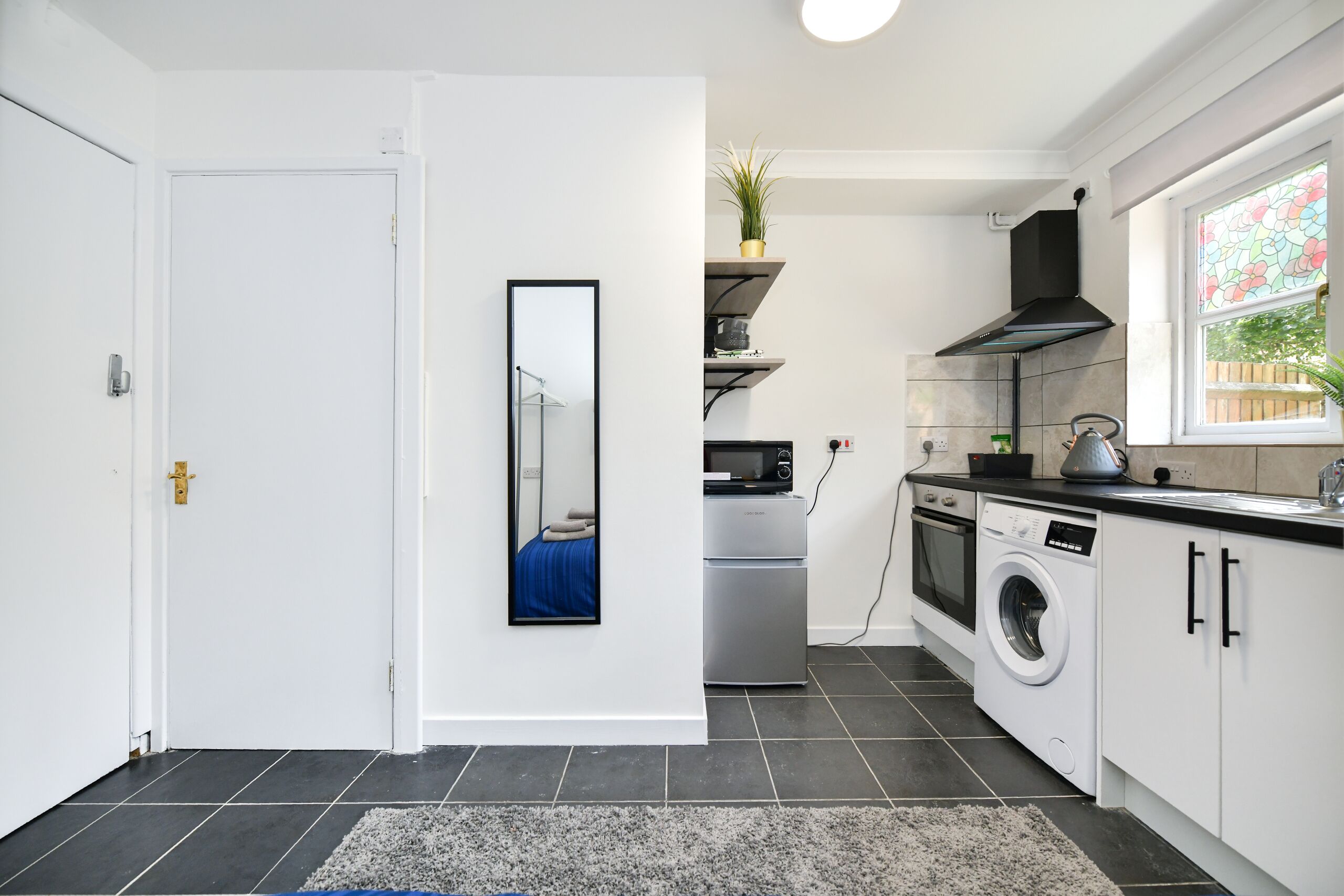 Lovely 1-bed Studio with Parking available