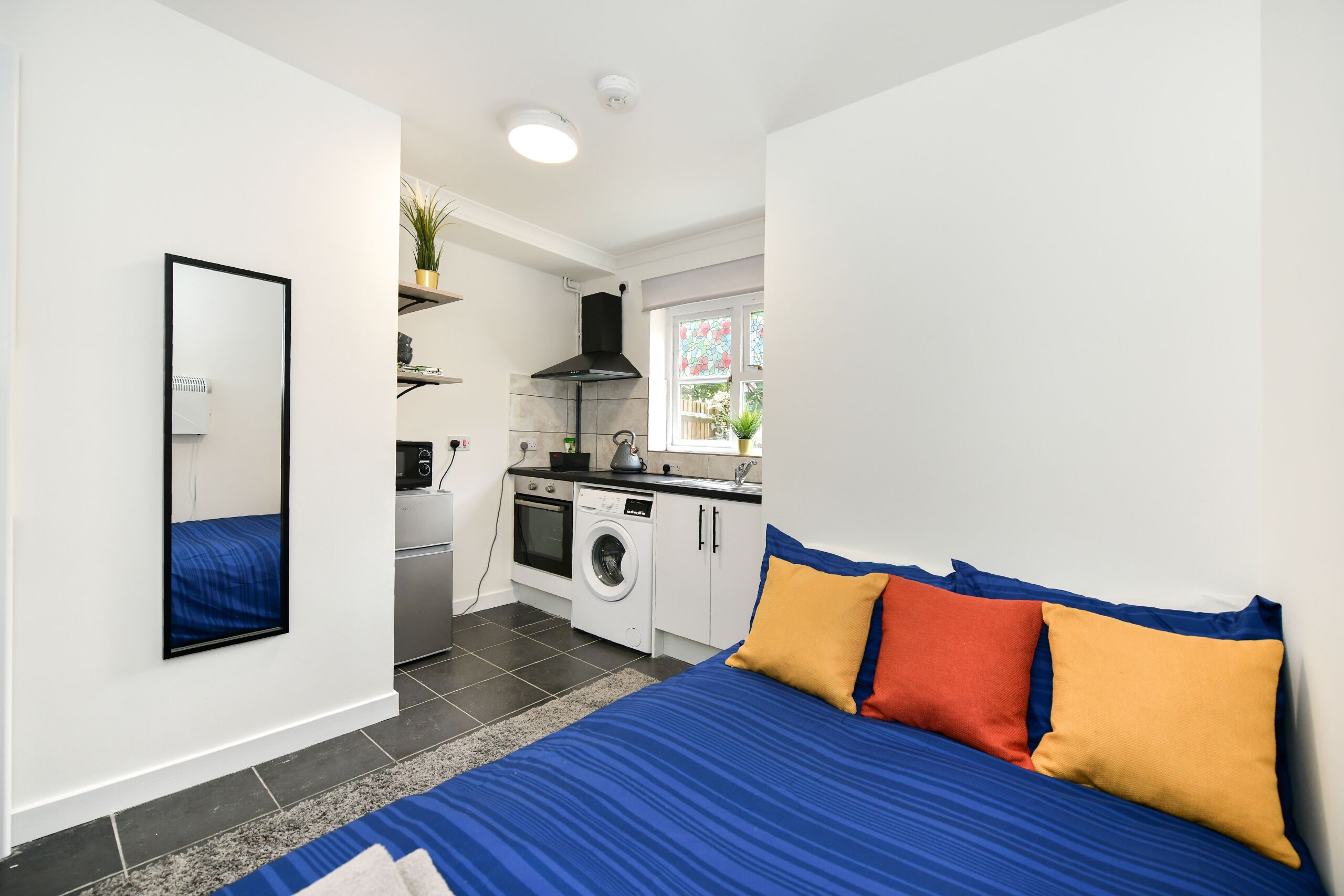 Lovely 1-bed Studio with Parking available