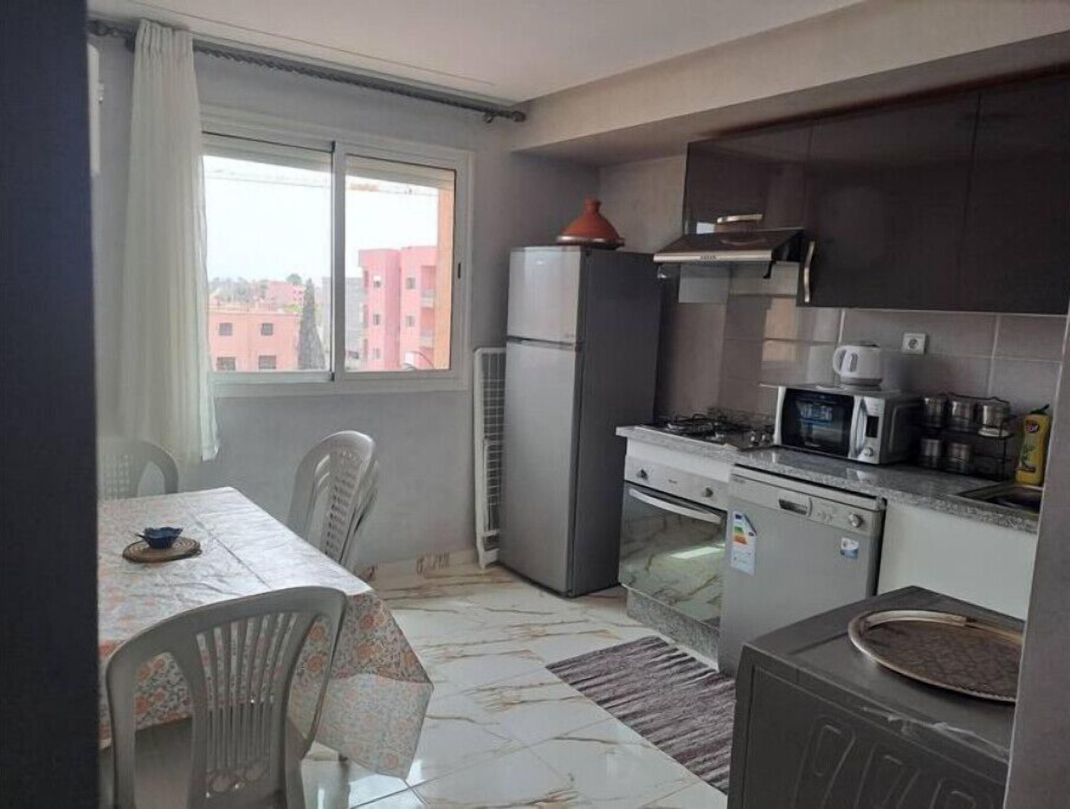 Stovetop, toaster, blender, cookware/dishes/utensils