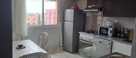 コンロ、トースター、ミキサー、調理器具と食器