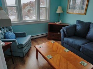 Living area - Hikers paradise, main trails 5 min. walk. (durrell)