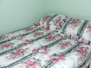 3 عدّة غرف نوم وخدمة الإنترنت وملاءات أسرّة