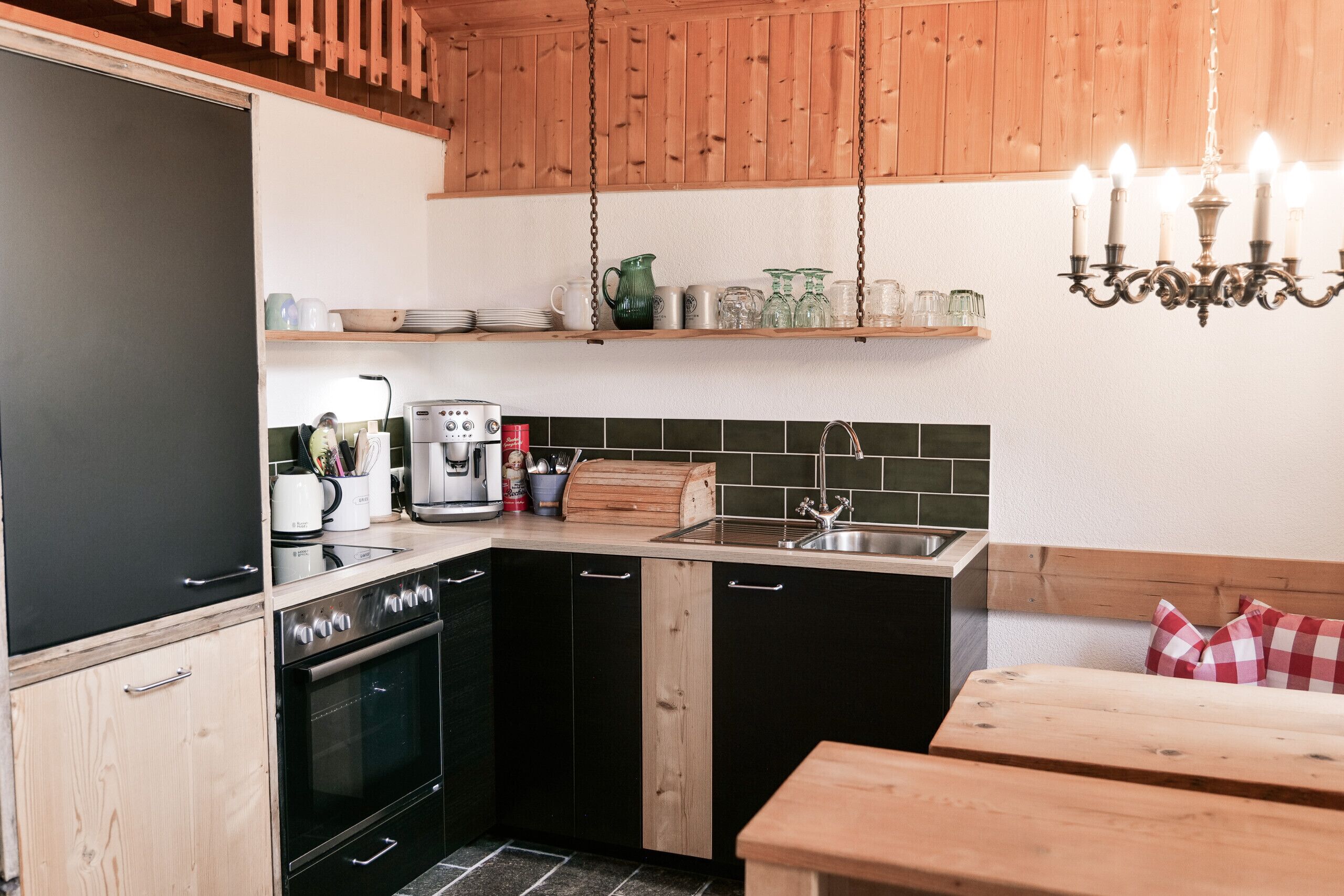 Køleskab, ovn, opvaskemaskine, kaffe-/temaskine