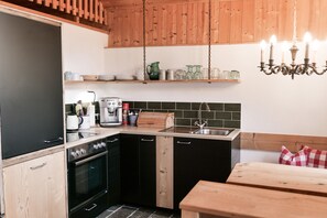 Réfrigérateur, four, lave-vaisselle, cafetière/bouilloire