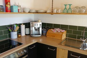 Kühlschrank, Ofen, Geschirrspüler, Wasserkocher mit Kaffee-/Teezubehör