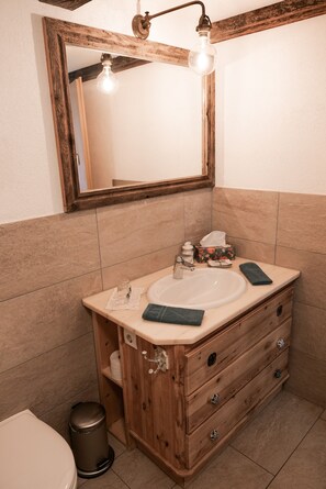 Douche, séchoir à cheveux, serviettes fournies