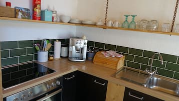 Fridge, oven, dishwasher, coffee/tea maker