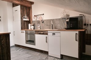 Kühlschrank, Ofen, Geschirrspüler, Wasserkocher mit Kaffee-/Teezubehör