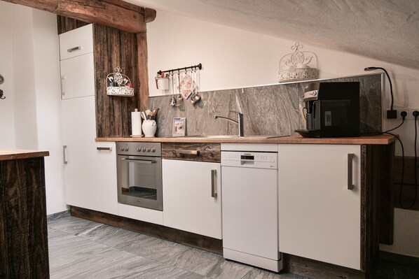 Réfrigérateur, four, lave-vaisselle, cafetière/bouilloire