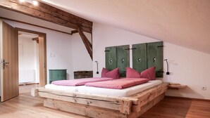 2 bedrooms, WiFi (free), bed sheets