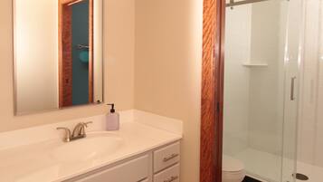 Een douche, een haardroger, handdoeken, zeep