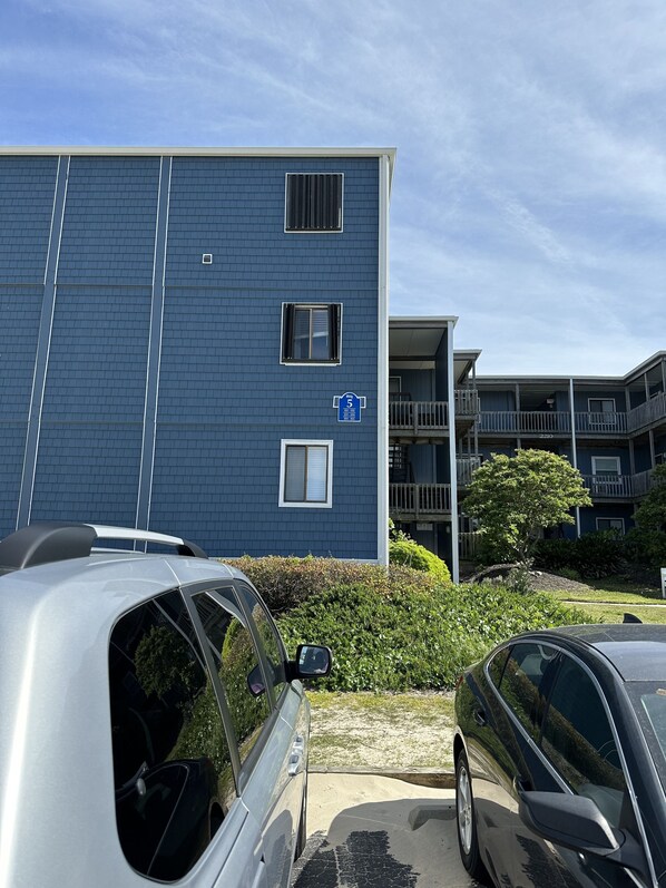 Un edificio residenziale a più piani con facciata blu, numero 2210.