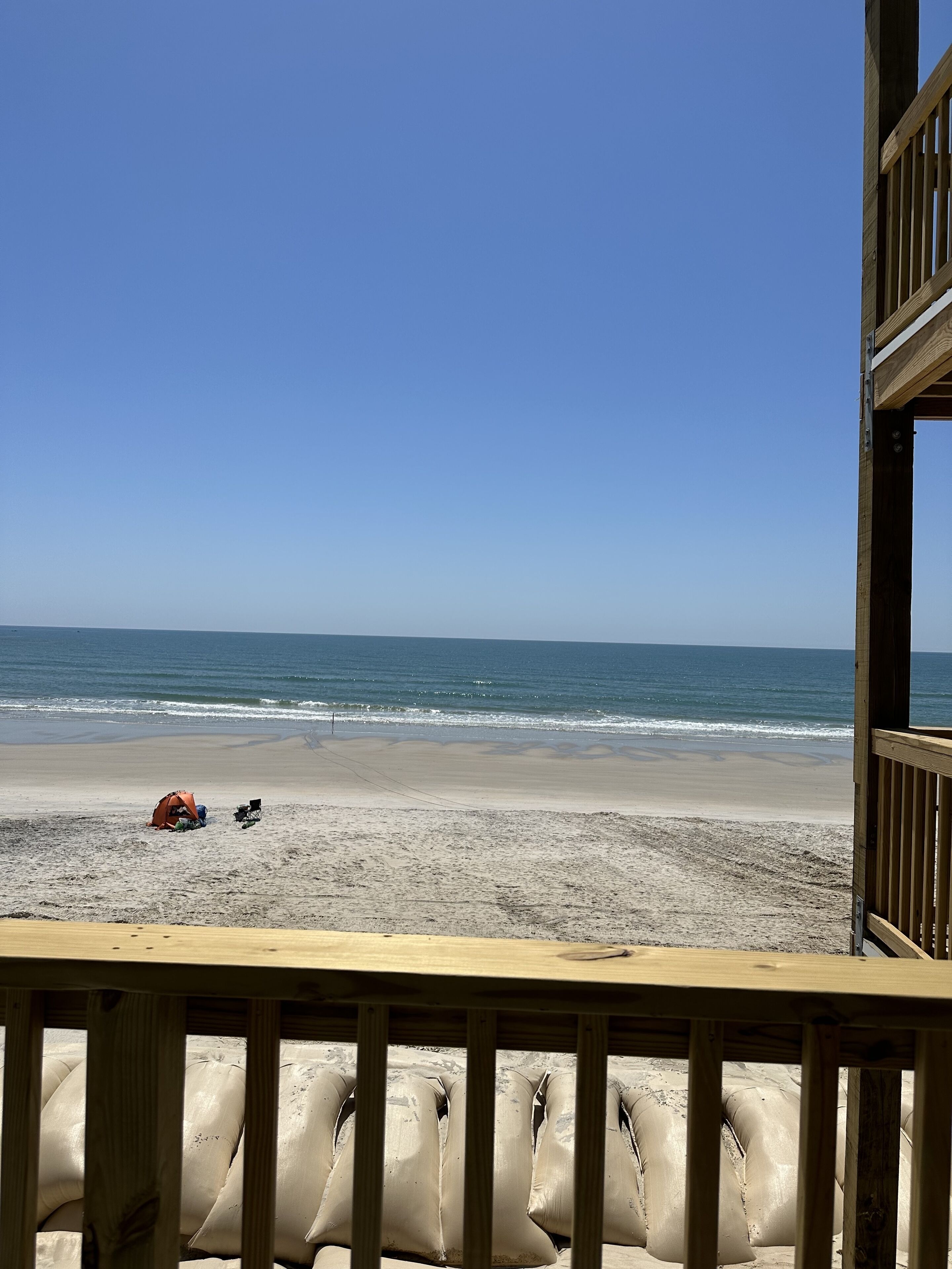 På stranden og solsenger