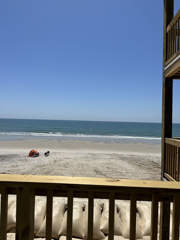 在海滩、沙滩椅