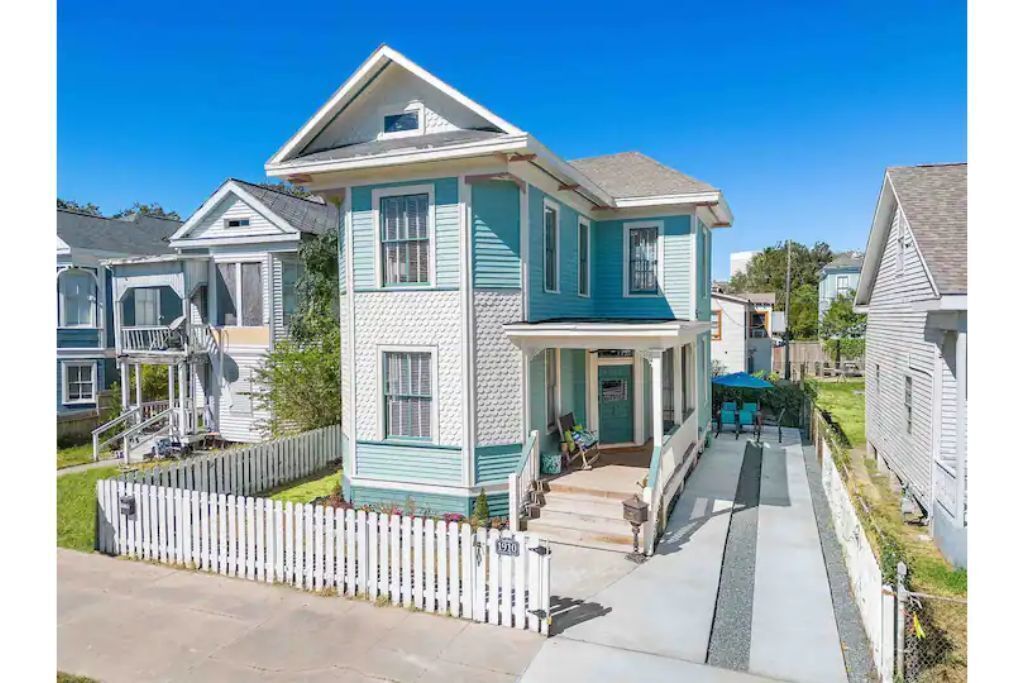 Gem on Beach Historic 4bd2ba 5min walk to beach EV