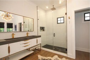 Shower, hair dryer, towels, soap - The Perfect Historic Dilworth Bungalow For Sports Fans and Foodies Alike (Charlotte)