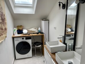 Bathroom - magnificent loft located in the trendy 11th district. (Paris)
