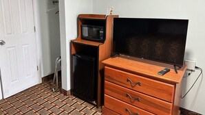 Desk, WiFi (free), bed sheets - Best Way Inn (Muncie)