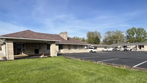 Front of property - Best Way Inn (Muncie)