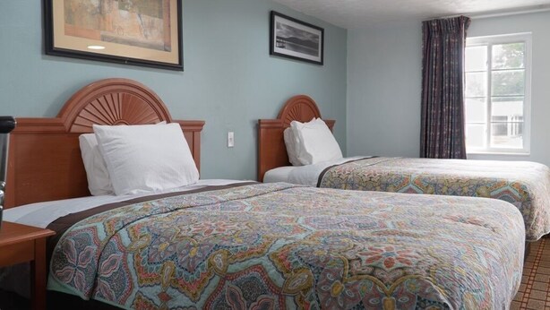 Desk, WiFi (free), bed sheets - Best Way Inn (Muncie)
