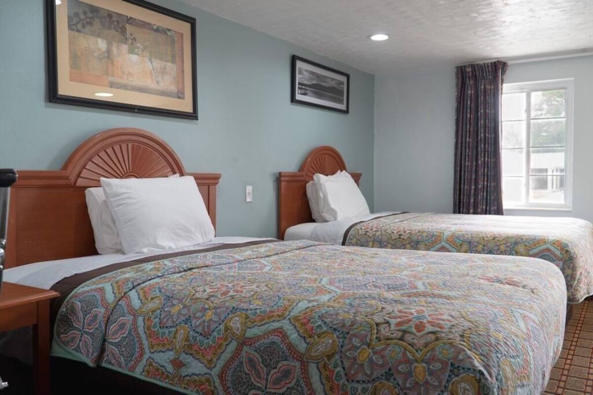 Desk, WiFi (free), bed sheets
