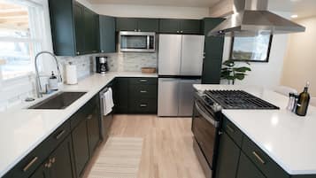 Frigorifero, microonde, forno, piano cottura