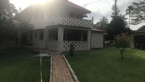 A two-story building with a flat roof and a balcony. - Whispers  Guest House  (Kumasi)