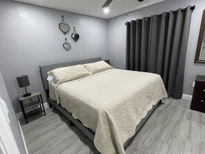 2 makuuhuonetta, työpöytä, silitysrauta/-lauta, ilmainen Wi-Fi