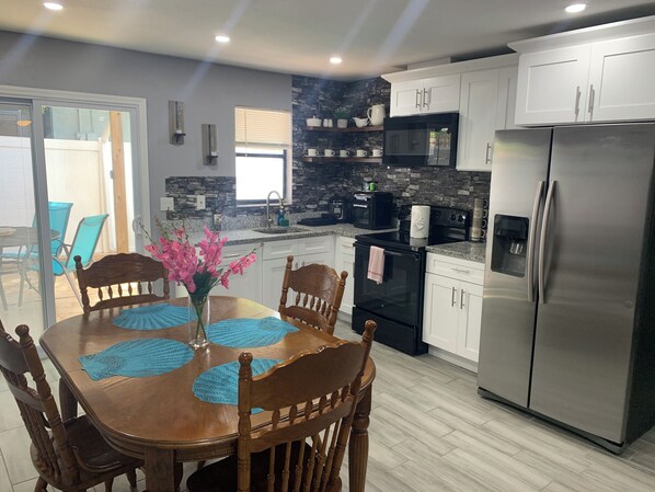 Jääkaappi, mikroaaltouuni, uuni, liesi