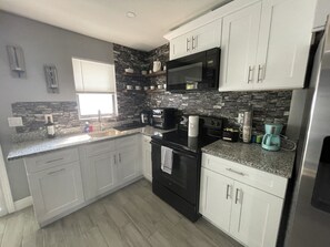 Jääkaappi, mikroaaltouuni, uuni, liesi